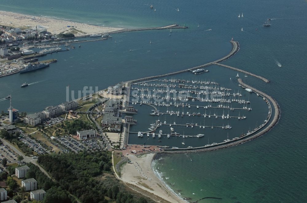 Luftaufnahme Rostock - Yachthafen und Hotel in Warnemünde in Rostock im Bundesland Mecklenburg-Vorpommern