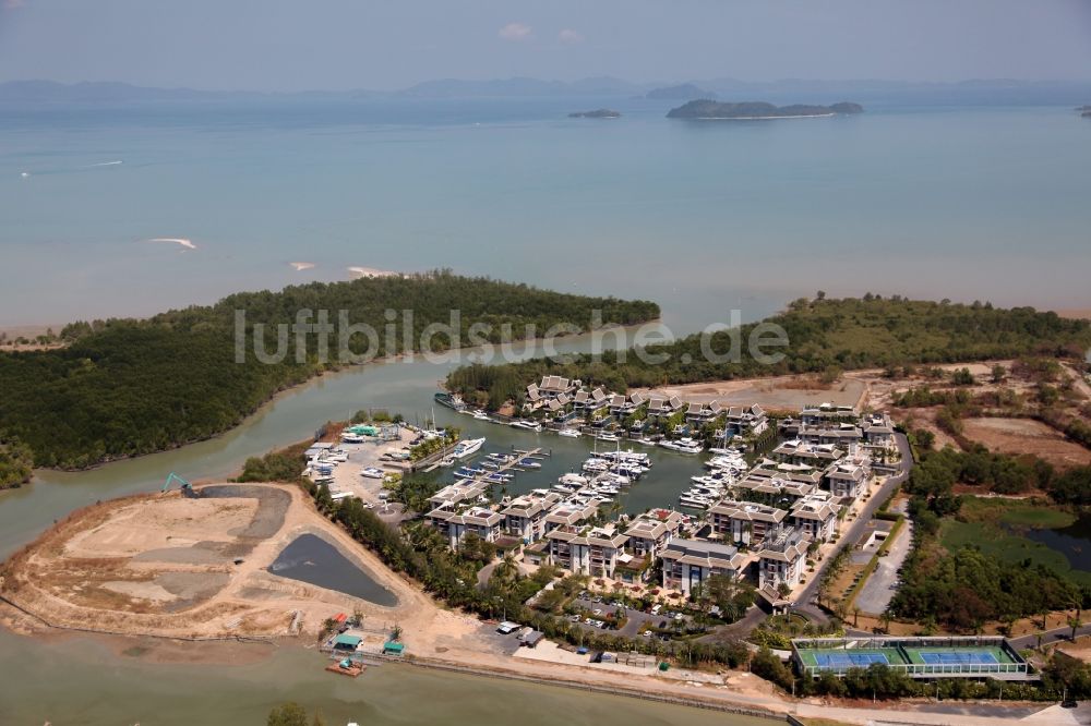 Koh Keaw aus der Vogelperspektive: Yachthafen in Koh Keaw auf der Insel Phuket in Thailand