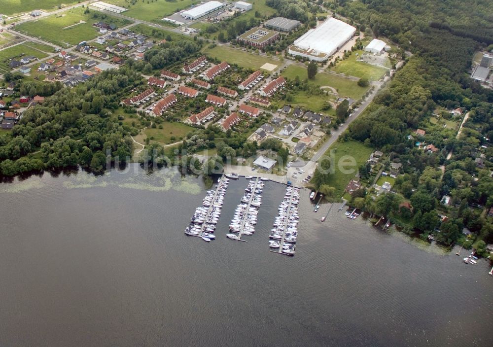 Luftaufnahme Werder - Yachthafen und Marina am Ufer des Zernsee in Werder Havel im Bundesland Brandenburg