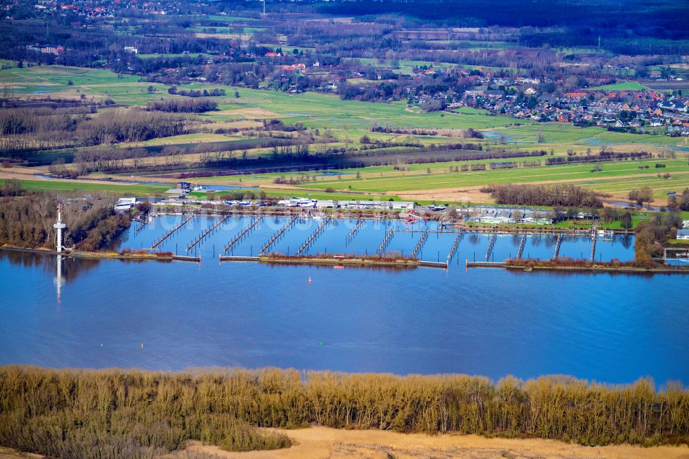 Luftbild Wedel - Yachthafen ohne Sportboot in Winter- Anlegestellen und Bootsliegeplätzen am Uferbereich des Hambuger Yachtfafens in Wedel im Bundesland Schleswig-Holstein, Deutschland