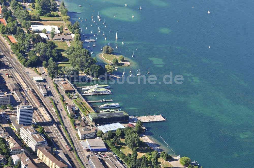 Zürich von oben - Yachthafen mit Sportboot- Anlegestellen und Bootsliegeplätzen bei Wollishofen in Zürich in Schweiz