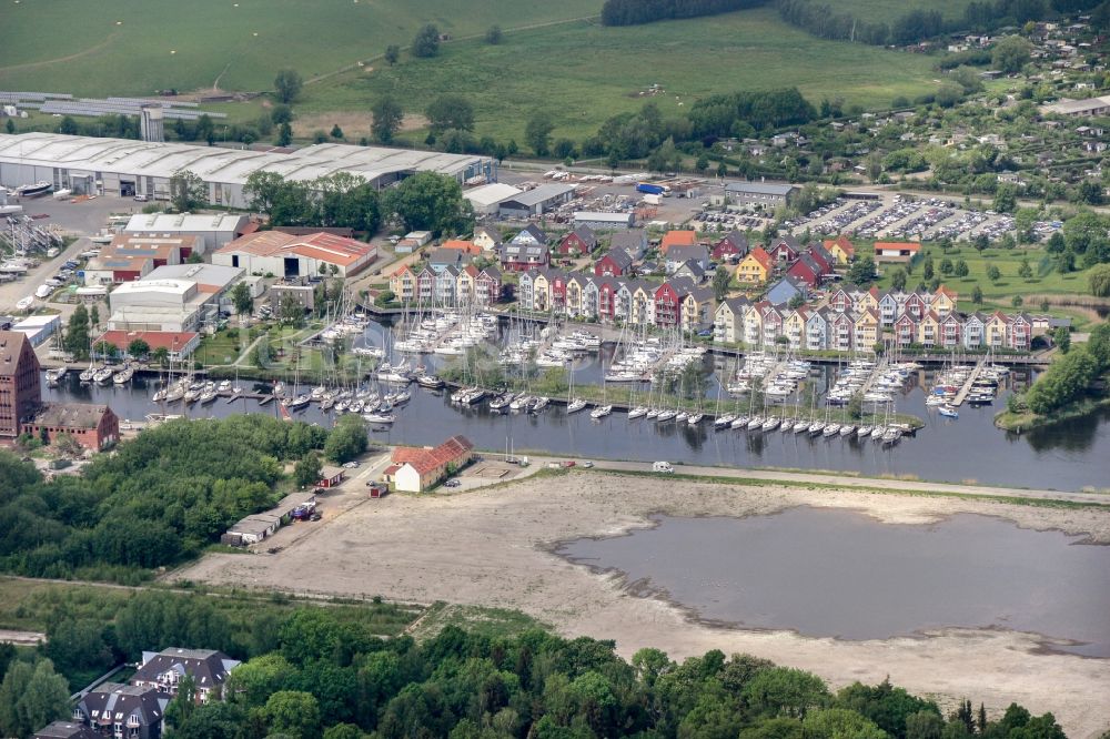 Luftaufnahme Greifswald - Yachthafen mit Sportboot- Anlegestellen und Bootsliegeplätzen in Greifswald im Bundesland Mecklenburg-Vorpommern, Deutschland