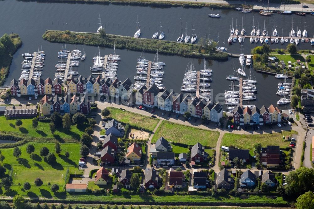 Greifswald aus der Vogelperspektive: Yachthafen mit Sportboot- Anlegestellen und Bootsliegeplätzen in Greifswald im Bundesland Mecklenburg-Vorpommern, Deutschland