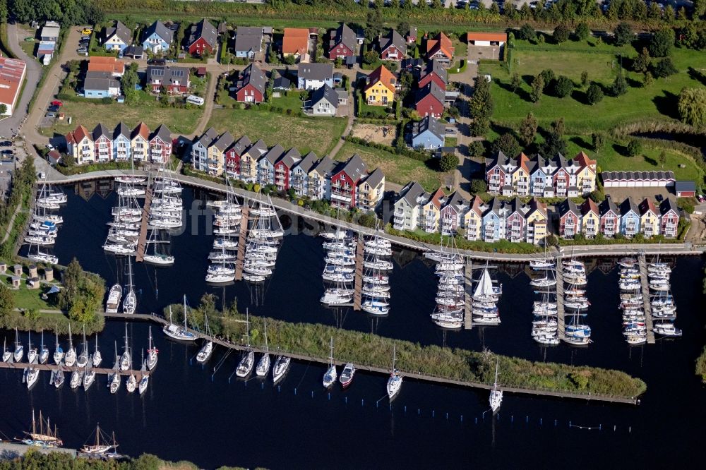 Greifswald von oben - Yachthafen mit Sportboot- Anlegestellen und Bootsliegeplätzen in Greifswald im Bundesland Mecklenburg-Vorpommern, Deutschland