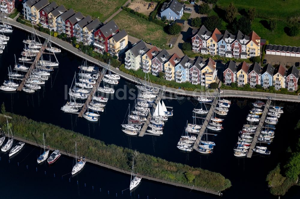 Greifswald aus der Vogelperspektive: Yachthafen mit Sportboot- Anlegestellen und Bootsliegeplätzen in Greifswald im Bundesland Mecklenburg-Vorpommern, Deutschland