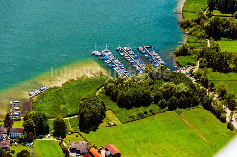 Luftbild Breitbrunn am Chiemsee - Yachthafen mit Sportboot- Anlegestellen und Bootsliegeplätzen des Jell Yachthafen an der Königstraße in Breitbrunn am Chiemsee im Bundesland Bayern, Deutschland