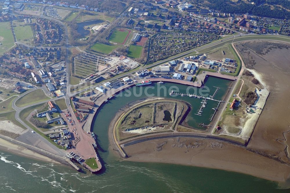 Norderney von oben - Yachthafen mit Sportboot- Anlegestellen und Bootsliegeplätzen am Küstenbereich der Nordsee in Norderney im Bundesland Niedersachsen