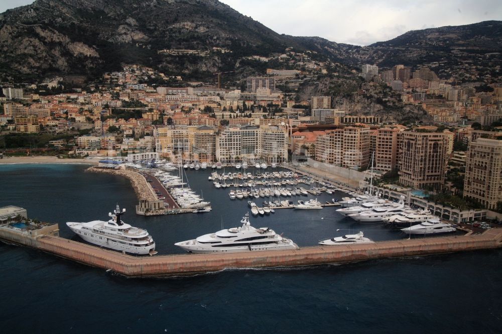 Luftaufnahme Monaco - Yachthafen mit Sportboot- Anlegestellen und Bootsliegeplätzen Port de Cap d'Ail am Mittelmeer in Frankreich an der Grenze zu Monaco