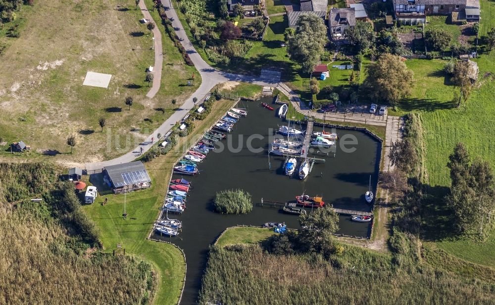 Luftbild Loddin - Yachthafen mit Sportboot- Anlegestellen und Bootsliegeplätzen am Uferbereich Achterwasser in Loddin im Bundesland Mecklenburg-Vorpommern