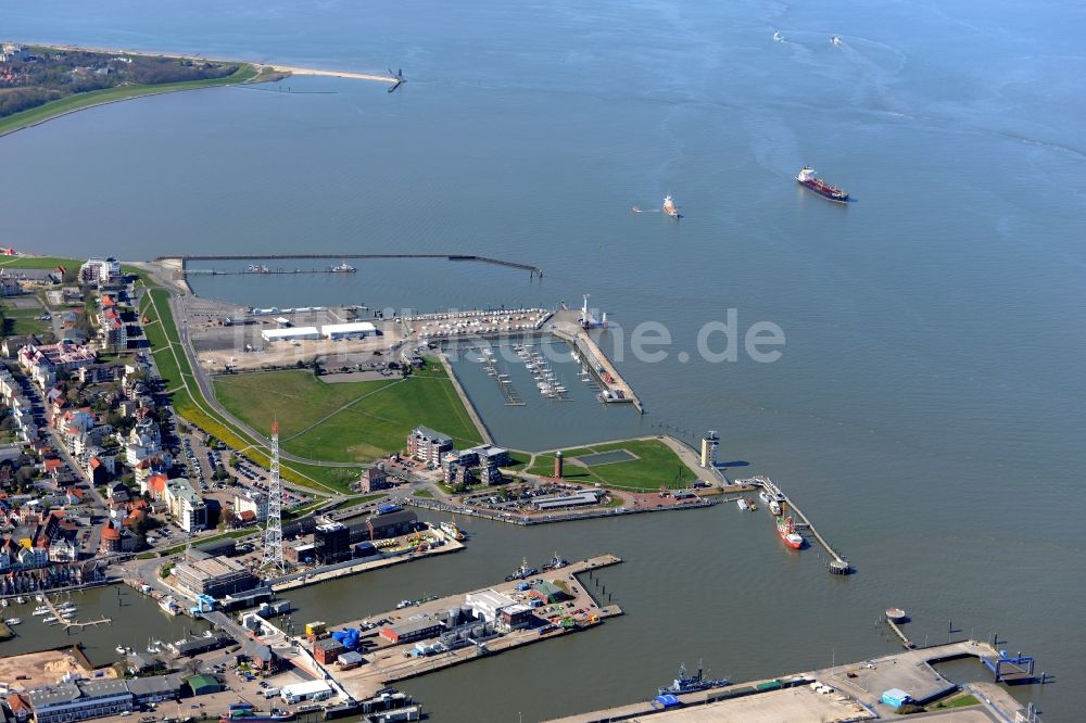 Cuxhaven von oben - Yachthafen mit Sportboot- Anlegestellen und Bootsliegeplätzen am Uferbereich Am Alten Hafen in Cuxhaven im Bundesland Niedersachsen