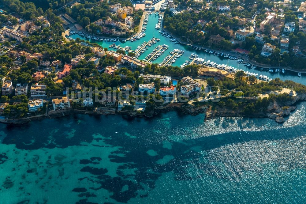 Luftbild Santa Ponsa - Yachthafen mit Sportboot- Anlegestellen und Bootsliegeplätzen am Uferbereich des Balearen-Meer in Santa Ponsa in Islas Baleares, Spanien