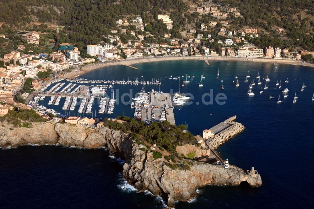 Luftbild Sóller - Yachthafen mit Sportboot- Anlegestellen und Bootsliegeplätzen am Uferbereich Balearen- Meer in Sóller in Illes Balears, Spanien