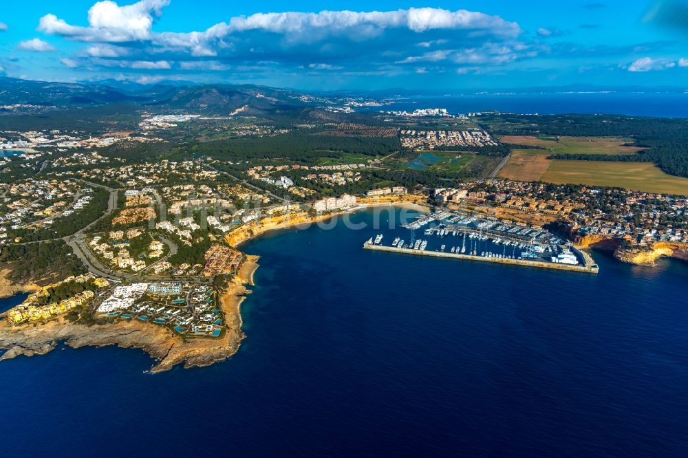 El Toro von oben - Yachthafen mit Sportboot- Anlegestellen und Bootsliegeplätzen am Uferbereich des Balearen-Meer in El Toro auf der balearischen Mittelmeerinsel Mallorca, Spanien