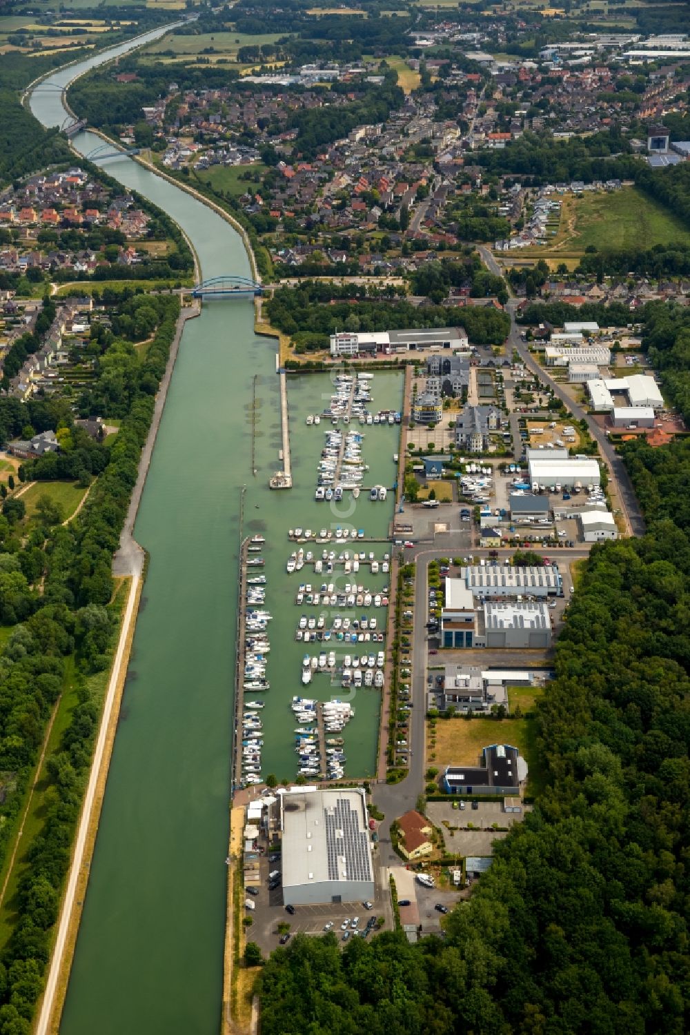 Luftaufnahme Bergkamen - Yachthafen mit Sportboot- Anlegestellen und Bootsliegeplätzen am Uferbereich in Bergkamen im Bundesland Nordrhein-Westfalen