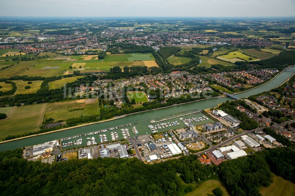 Bergkamen von oben - Yachthafen mit Sportboot- Anlegestellen und Bootsliegeplätzen am Uferbereich in Bergkamen im Bundesland Nordrhein-Westfalen