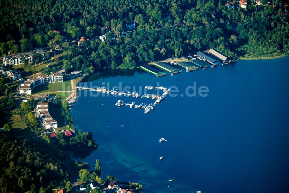 Luftaufnahme Waren (Müritz) - Yachthafen mit Sportboot- Anlegestellen und Bootsliegeplätzen am Uferbereich der Binnenmüritz in Waren (Müritz) im Bundesland Mecklenburg-Vorpommern, Deutschland