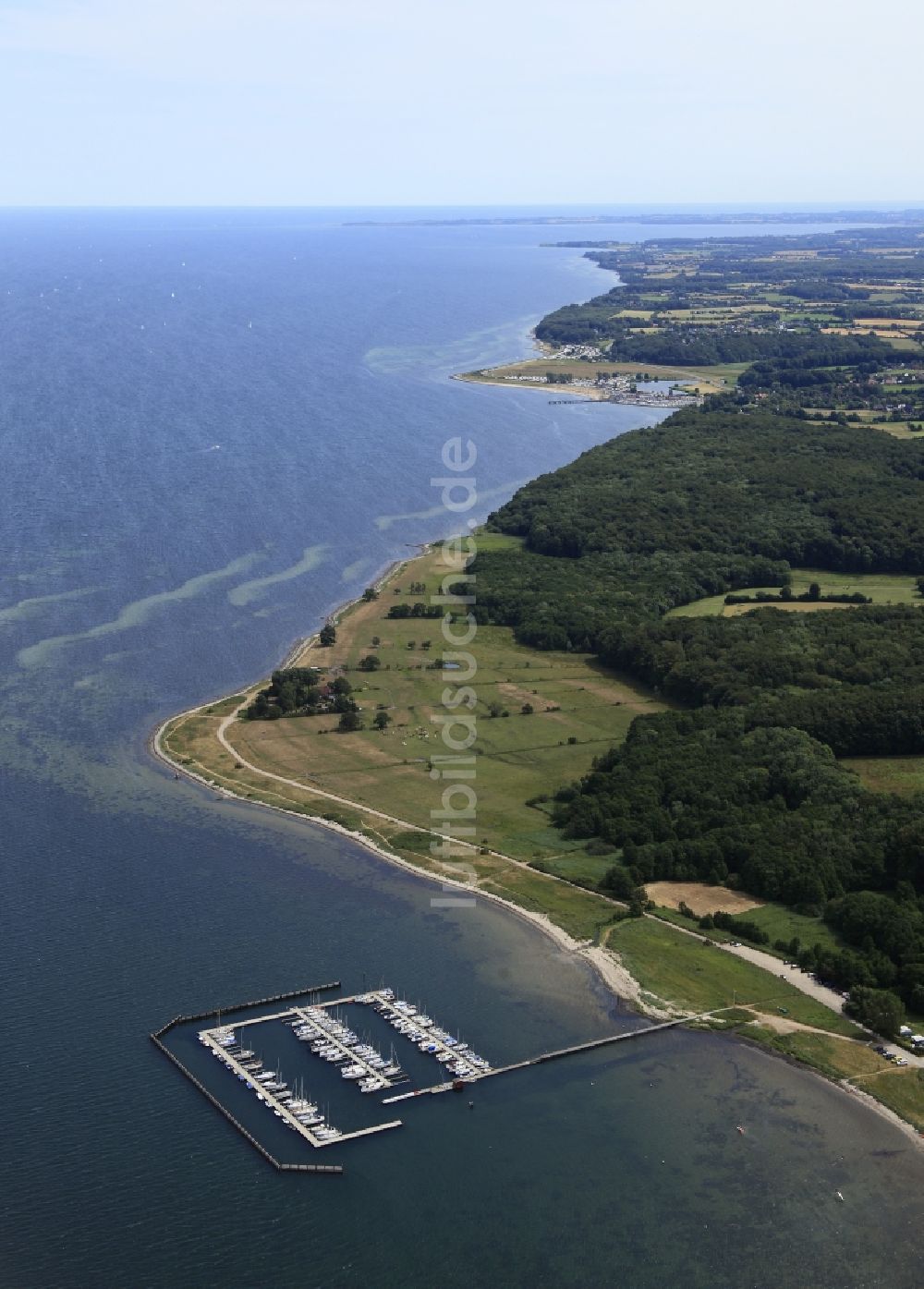 Luftaufnahme Munkbrarup - Yachthafen mit Sportboot- Anlegestellen und Bootsliegeplätzen am Uferbereich Bockholmwik in Munkbrarup im Bundesland Schleswig-Holstein