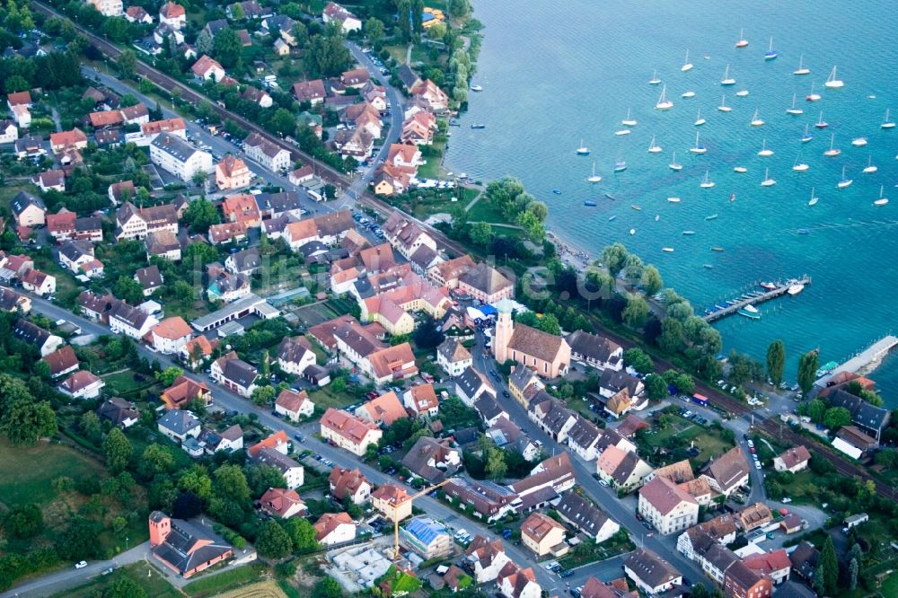 Allensbach von oben - Yachthafen mit Sportboot- Anlegestellen und Bootsliegeplätzen am Uferbereich Bodensee in Allensbach im Bundesland Baden-Württemberg