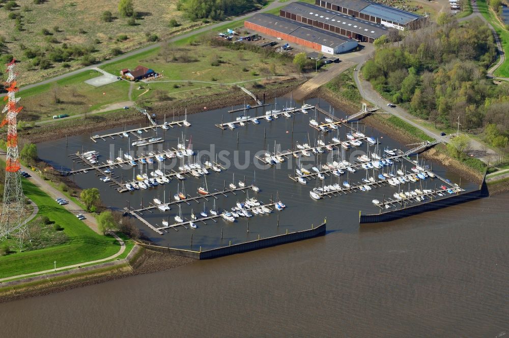 Bremen von oben - Yachthafen mit Sportboot- Anlegestellen und Bootsliegeplätzen am Uferbereich in Bremen