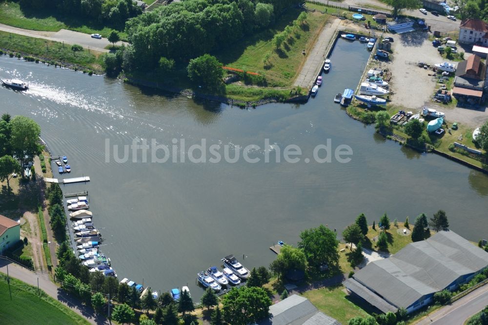 Burg (bei Magdeburg) von oben - Yachthafen mit Sportboot- Anlegestellen und Bootsliegeplätzen am Uferbereich in Burg (bei Magdeburg) im Bundesland Sachsen-Anhalt