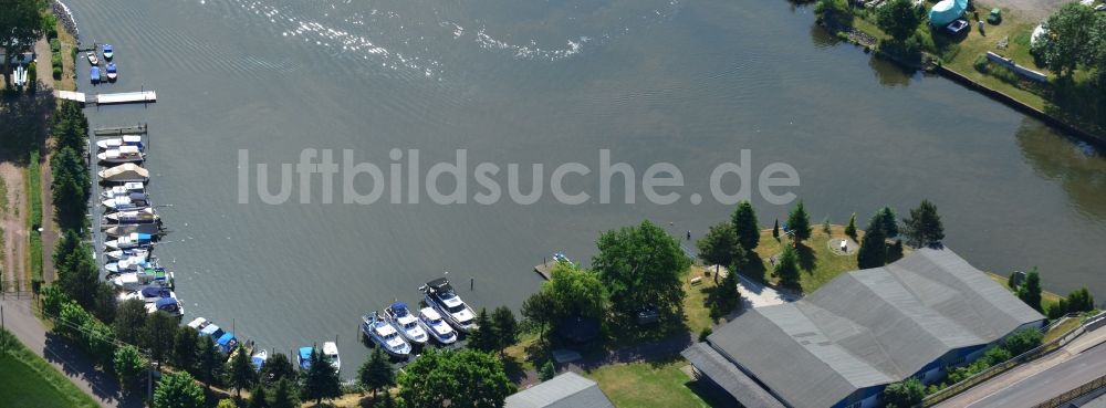 Luftbild Burg (bei Magdeburg) - Yachthafen mit Sportboot- Anlegestellen und Bootsliegeplätzen am Uferbereich in Burg (bei Magdeburg) im Bundesland Sachsen-Anhalt