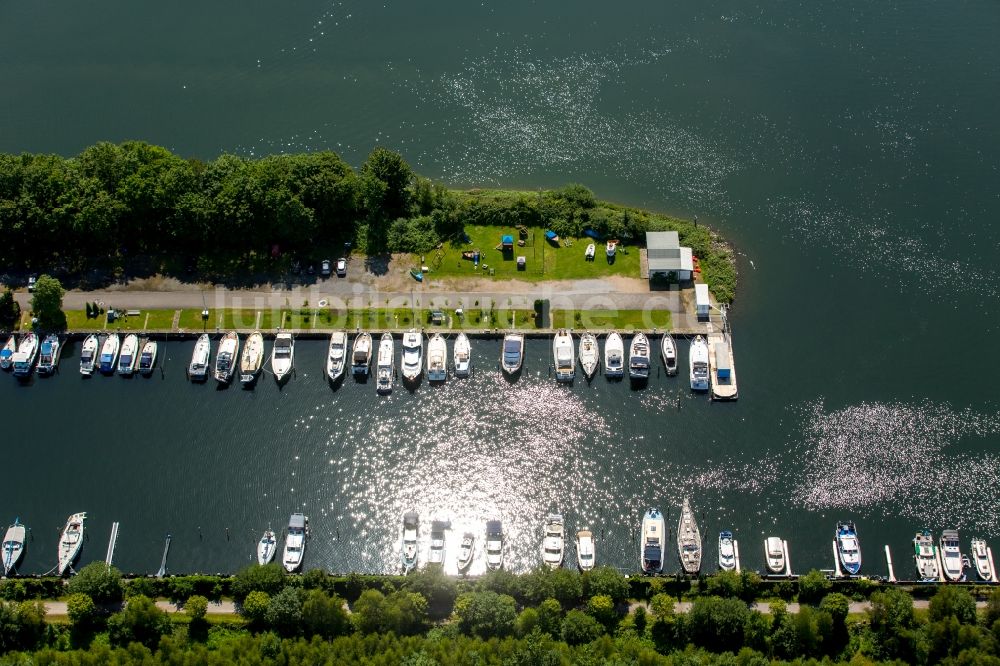 Luftaufnahme Castrop-Rauxel - Yachthafen mit Sportboot- Anlegestellen und Bootsliegeplätzen am Uferbereich in Castrop-Rauxel im Bundesland Nordrhein-Westfalen