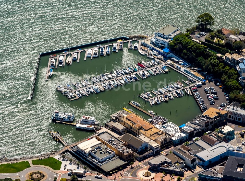 Belvedere Tiburon von oben - Yachthafen mit Sportboot- Anlegestellen und Bootsliegeplätzen am Uferbereich Corinthian Yacht Club an der Main St in Belvedere Tiburon in Kalifornien, USA