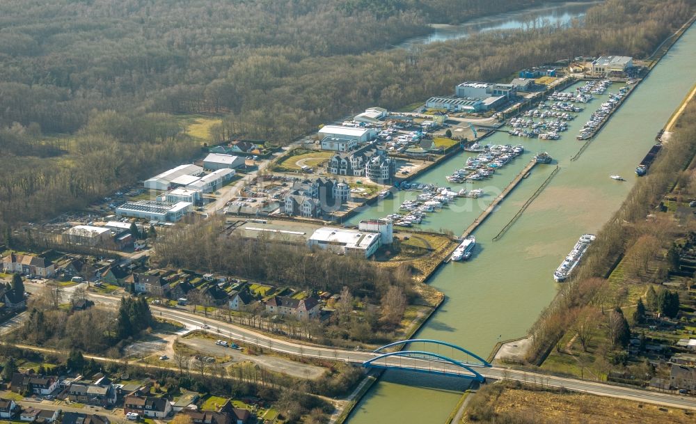 Rünthe von oben - Yachthafen mit Sportboot- Anlegestellen und Bootsliegeplätzen am Uferbereich des Datteln-Hamm-Kanal in Rünthe im Bundesland Nordrhein-Westfalen, Deutschland