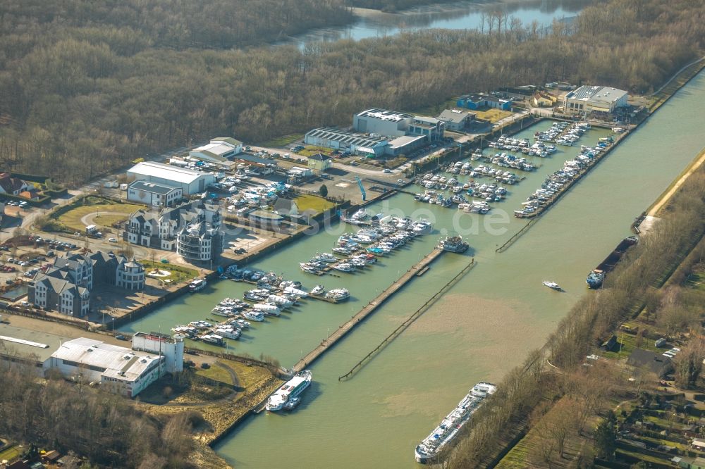 Rünthe aus der Vogelperspektive: Yachthafen mit Sportboot- Anlegestellen und Bootsliegeplätzen am Uferbereich des Datteln-Hamm-Kanal in Rünthe im Bundesland Nordrhein-Westfalen, Deutschland