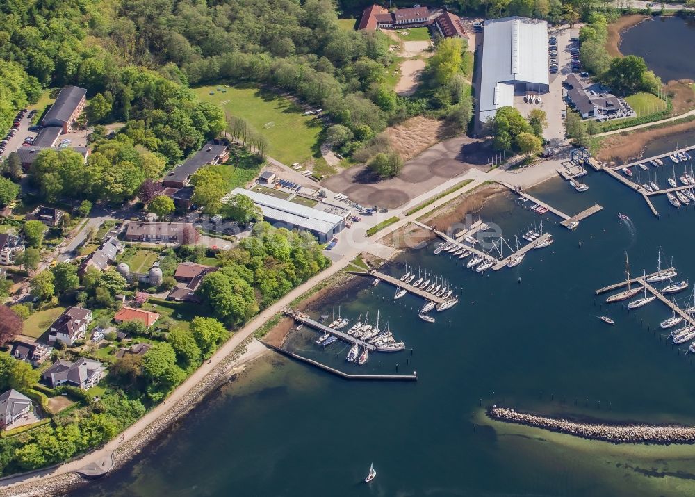 Luftbild Glücksburg - Yachthafen mit Sportboot- Anlegestellen und Bootsliegeplätzen am Uferbereich der Flensburger Förde in Glücksburg in Schleswig-Holstein, Deutschland