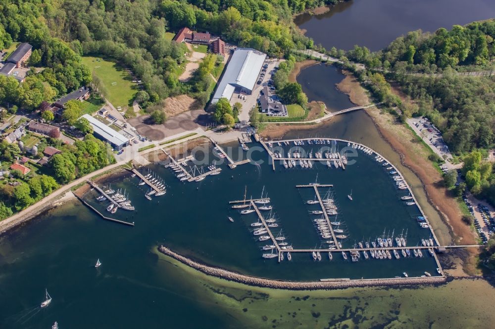 Luftaufnahme Glücksburg - Yachthafen mit Sportboot- Anlegestellen und Bootsliegeplätzen am Uferbereich der Flensburger Förde in Glücksburg in Schleswig-Holstein, Deutschland