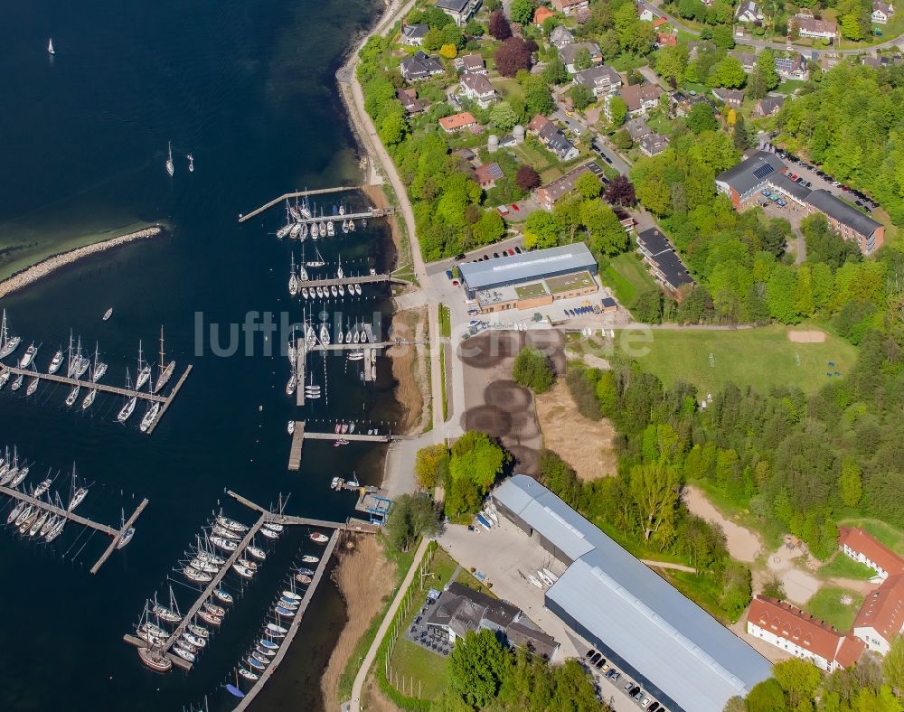 Glücksburg von oben - Yachthafen mit Sportboot- Anlegestellen und Bootsliegeplätzen am Uferbereich der Flensburger Förde in Glücksburg in Schleswig-Holstein, Deutschland