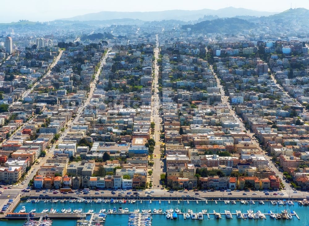 San Francisco von oben - Yachthafen mit Sportboot- Anlegestellen und Bootsliegeplätzen am Uferbereich St. Francis Yacht Club 99 Yacht Rd in San Francisco in USA