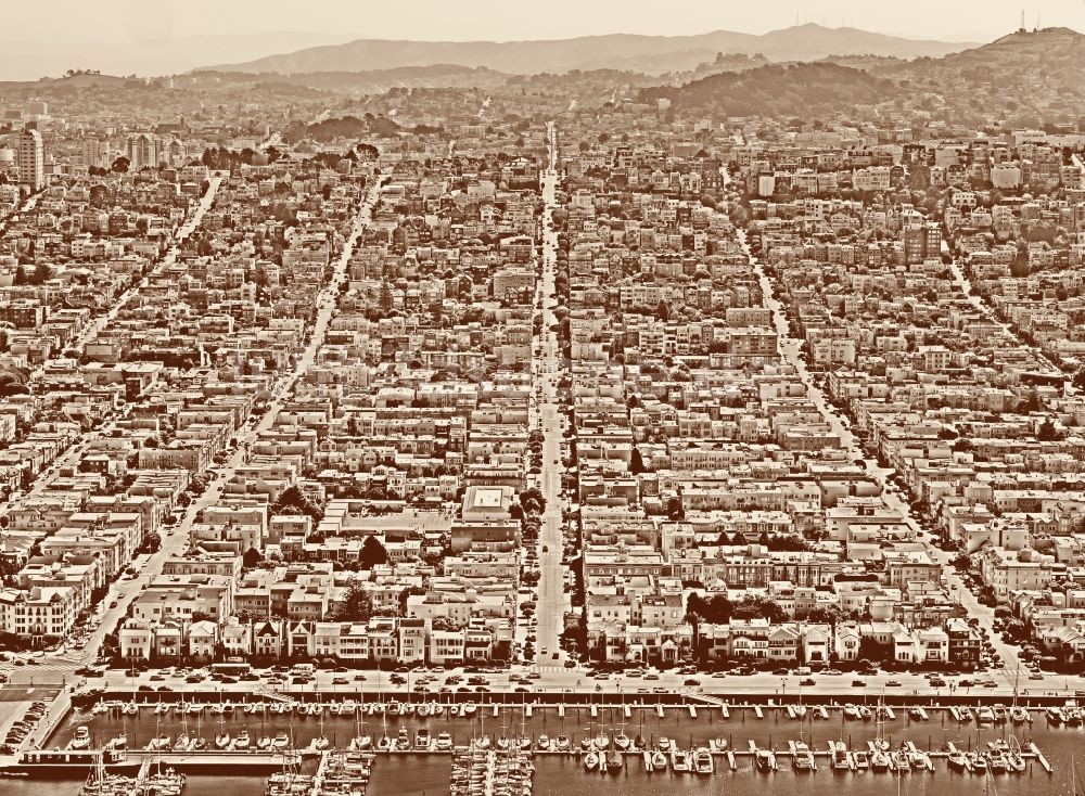 San Francisco aus der Vogelperspektive: Yachthafen mit Sportboot- Anlegestellen und Bootsliegeplätzen am Uferbereich St. Francis Yacht Club 99 Yacht Rd in San Francisco in USA