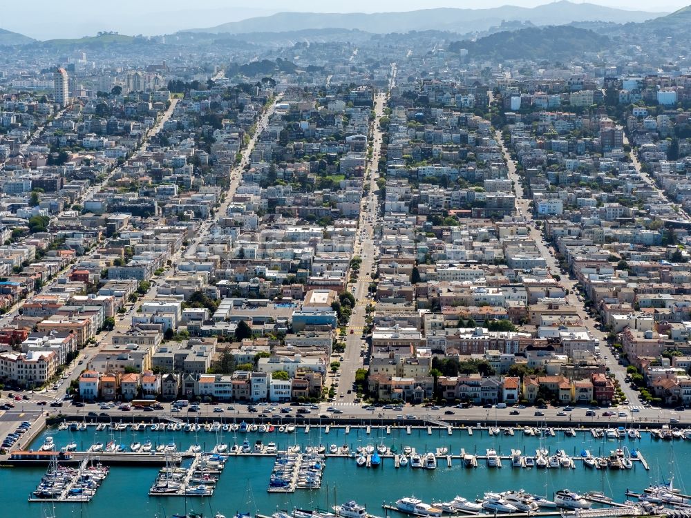 Luftbild San Francisco - Yachthafen mit Sportboot- Anlegestellen und Bootsliegeplätzen am Uferbereich St. Francis Yacht Club 99 Yacht Rd in San Francisco in USA