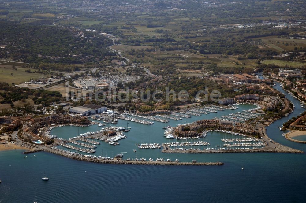 Luftaufnahme Cogolin - Yachthafen mit Sportboot- Anlegestellen und Bootsliegeplätzen am Uferbereich des Golfe de Saint-Tropez in Cogolin in Provence-Alpes-Cote d'Azur, Frankreich