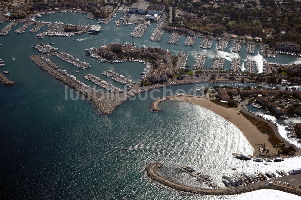 Cogolin von oben - Yachthafen mit Sportboot- Anlegestellen und Bootsliegeplätzen am Uferbereich des Golfe de Saint-Tropez in Cogolin in Provence-Alpes-Cote d'Azur, Frankreich