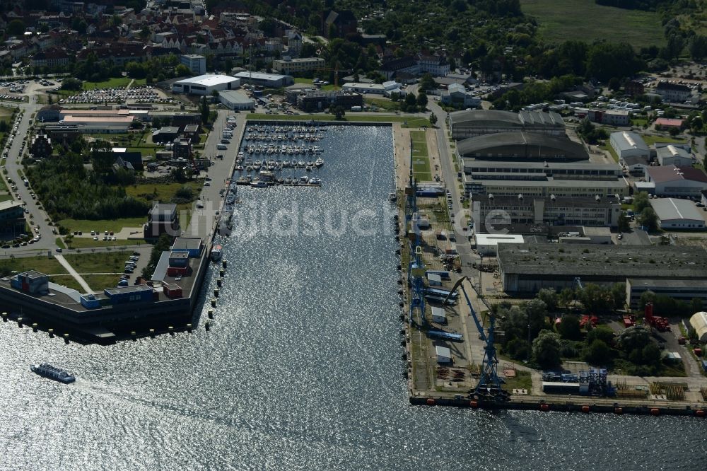 Wismar von oben - Yachthafen mit Sportboot- Anlegestellen und Bootsliegeplätzen am Uferbereich des Hafen in Wismar im Bundesland Mecklenburg-Vorpommern