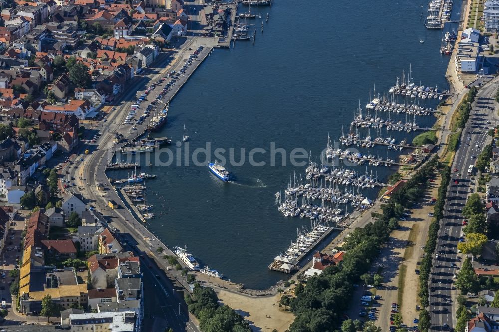 Flensburg von oben - Yachthafen mit Sportboot- Anlegestellen und Bootsliegeplätzen am Uferbereich der Hafenspitze in Flensburg im Bundesland Schleswig-Holstein, Deutschland