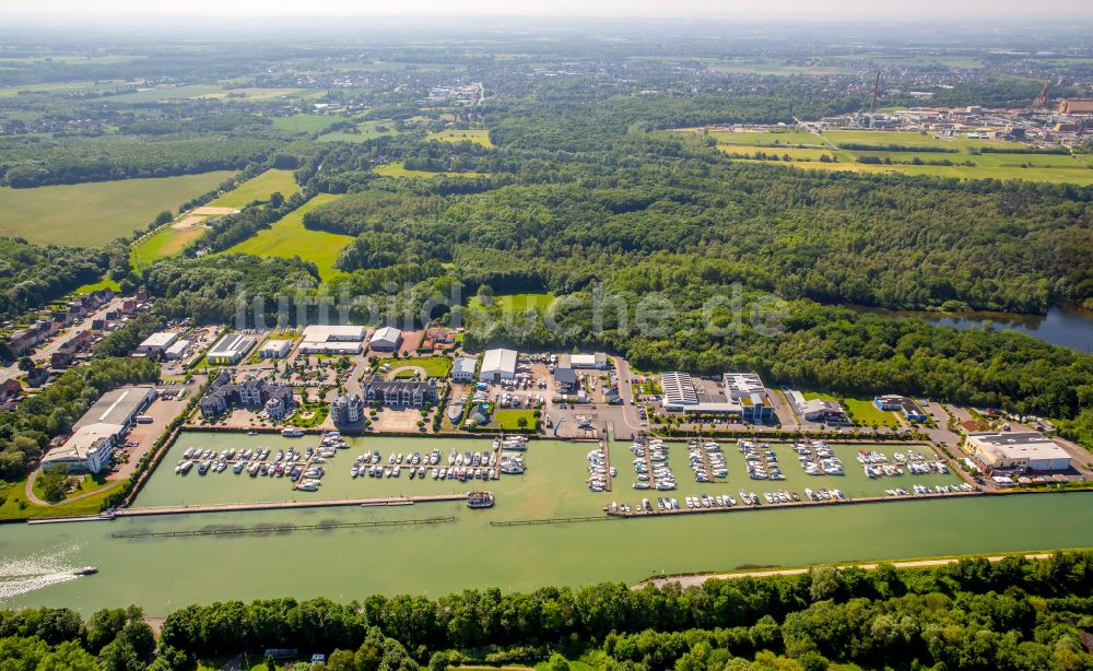 Bergkamen von oben - Yachthafen mit Sportboot- Anlegestellen und Bootsliegeplätzen am Uferbereich am Hafenweg im Ortsteil Rünthe in Bergkamen im Bundesland Nordrhein-Westfalen, Deutschland