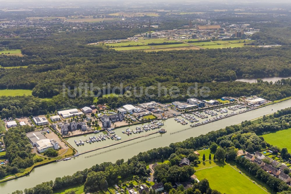 Bergkamen aus der Vogelperspektive: Yachthafen mit Sportboot- Anlegestellen und Bootsliegeplätzen am Uferbereich am Hafenweg im Ortsteil Rünthe in Bergkamen im Bundesland Nordrhein-Westfalen, Deutschland