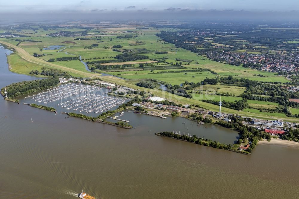 Luftaufnahme Wedel - Yachthafen mit Sportboot- Anlegestellen und Bootsliegeplätzen am Uferbereich des Hambuger Yachtfafens in Wedel im Bundesland Schleswig-Holstein, Deutschland