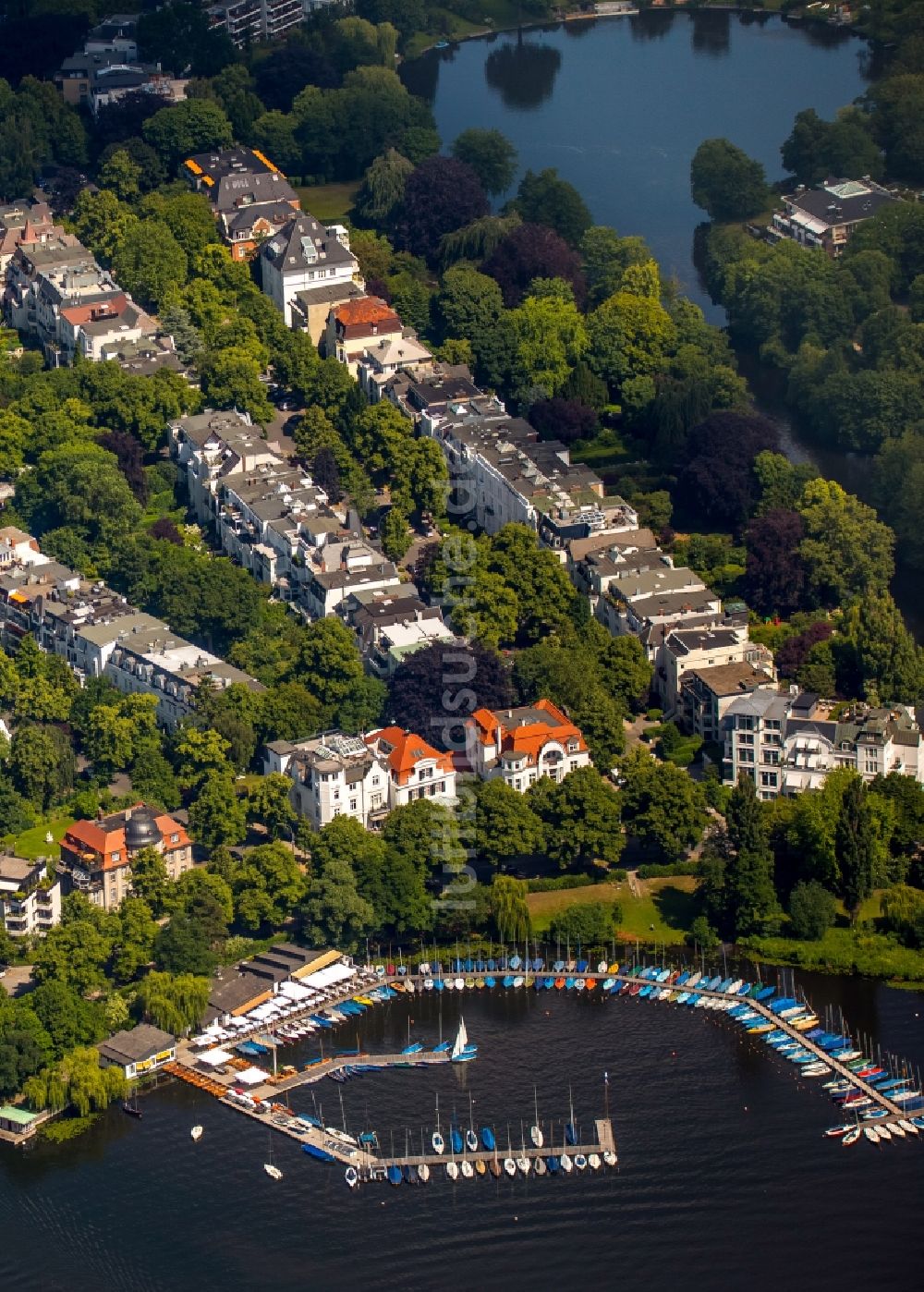 Hamburg aus der Vogelperspektive: Yachthafen mit Sportboot- Anlegestellen und Bootsliegeplätzen am Uferbereich in Hamburg