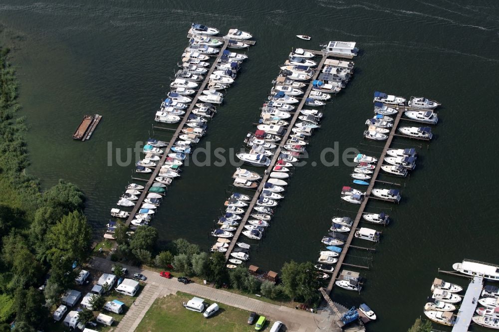 Luftbild Werder (Havel) - Yachthafen mit Sportboot- Anlegestellen und Bootsliegeplätzen am Uferbereich der Havel im Ortsteil Töplitz in Werder (Havel) im Bundesland Brandenburg, Deutschland