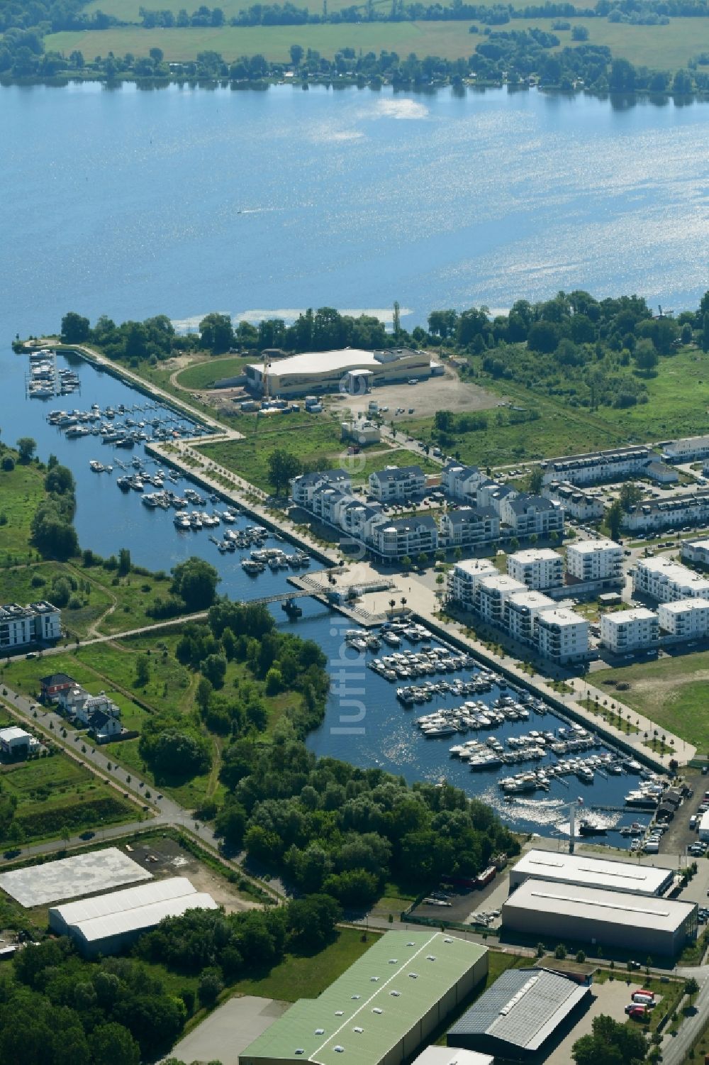 Werder (Havel) von oben - Yachthafen mit Sportboot- Anlegestellen und Bootsliegeplätzen am Uferbereich der Havel in Werder (Havel) im Bundesland Brandenburg, Deutschland