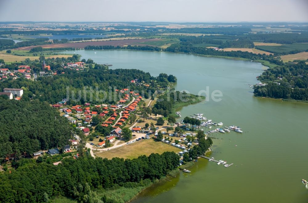 Luftaufnahme Jabel - Yachthafen mit Sportboot- Anlegestellen und Bootsliegeplätzen am Uferbereich Jabelscher See in Jabel im Bundesland Mecklenburg-Vorpommern