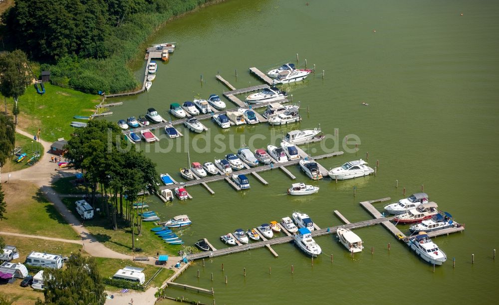 Jabel von oben - Yachthafen mit Sportboot- Anlegestellen und Bootsliegeplätzen am Uferbereich Jabelscher See in Jabel im Bundesland Mecklenburg-Vorpommern