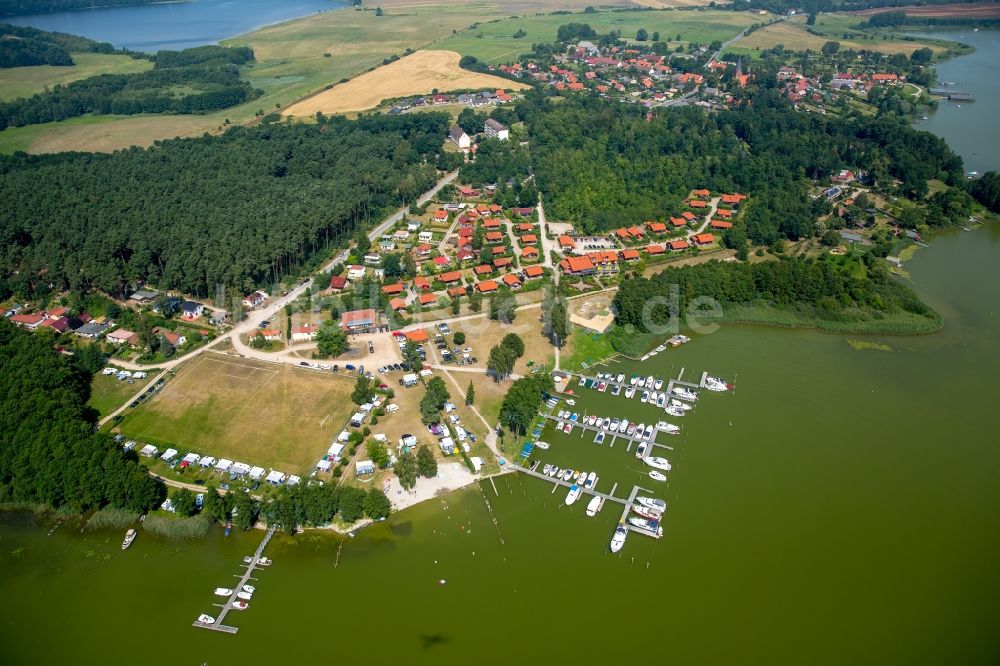 Jabel aus der Vogelperspektive: Yachthafen mit Sportboot- Anlegestellen und Bootsliegeplätzen am Uferbereich Jabelscher See in Jabel im Bundesland Mecklenburg-Vorpommern