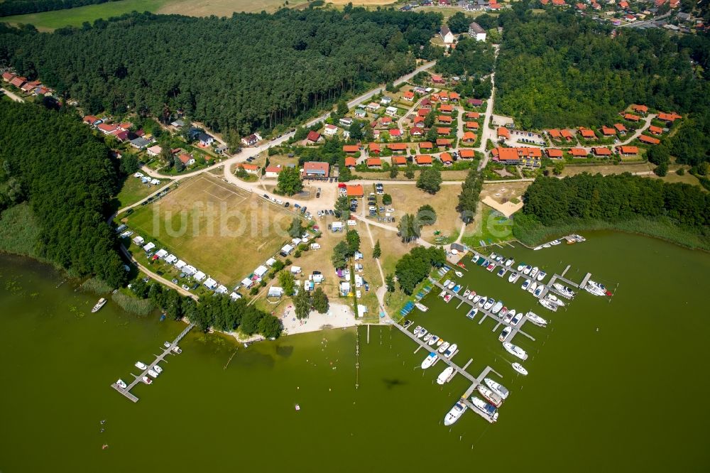 Luftbild Jabel - Yachthafen mit Sportboot- Anlegestellen und Bootsliegeplätzen am Uferbereich Jabelscher See in Jabel im Bundesland Mecklenburg-Vorpommern