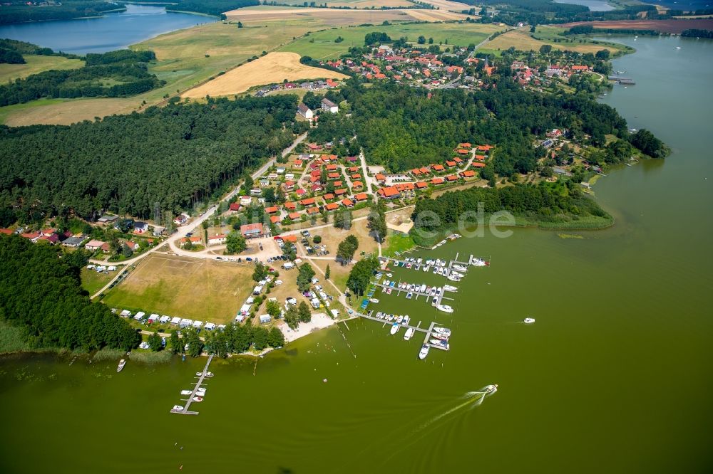 Jabel aus der Vogelperspektive: Yachthafen mit Sportboot- Anlegestellen und Bootsliegeplätzen am Uferbereich Jabelscher See in Jabel im Bundesland Mecklenburg-Vorpommern